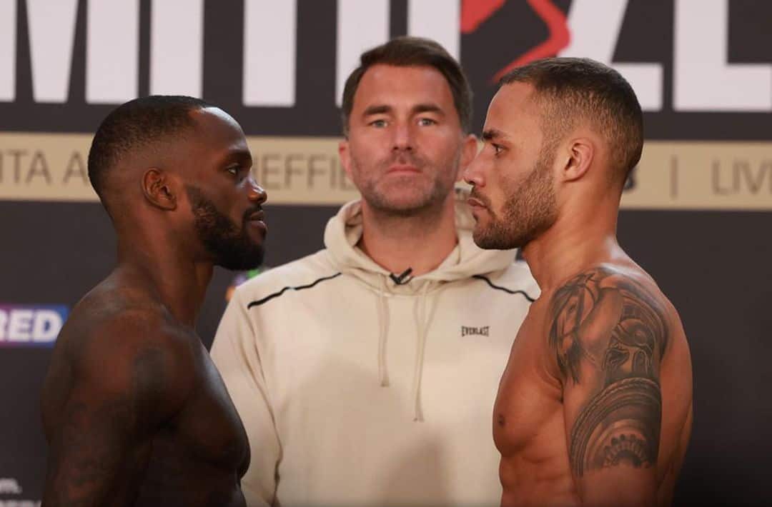 ISHAMEL DAVIS A LA IZQUIERDA Y TROY WILLIAMSON A LA DERECHA, CARA A CARA TRAS EL PESAJE