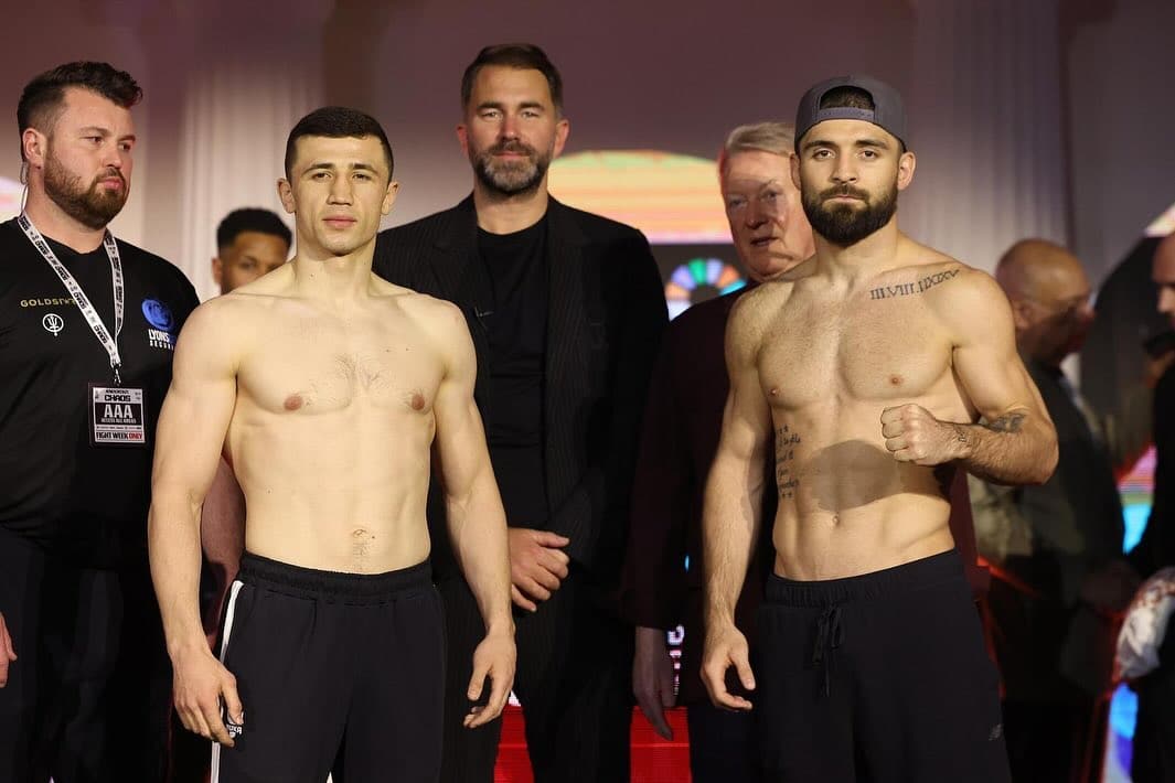 Israil Madrimov a la izquierda y Magomed Kurbanov a la derecha, posan para la foto