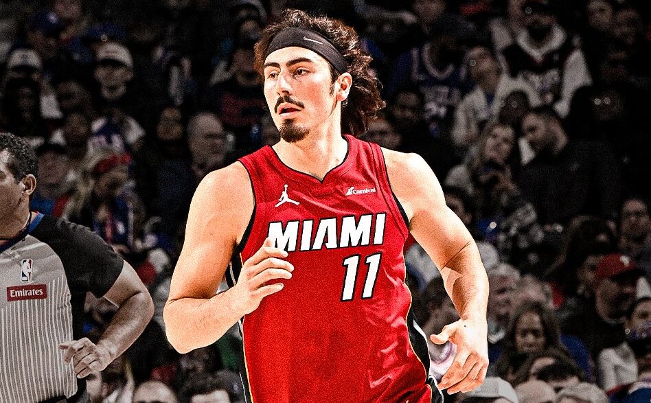 JAIME JÁQUEZ JR CORRE DURANTE UN JUEGO DEL HEAT