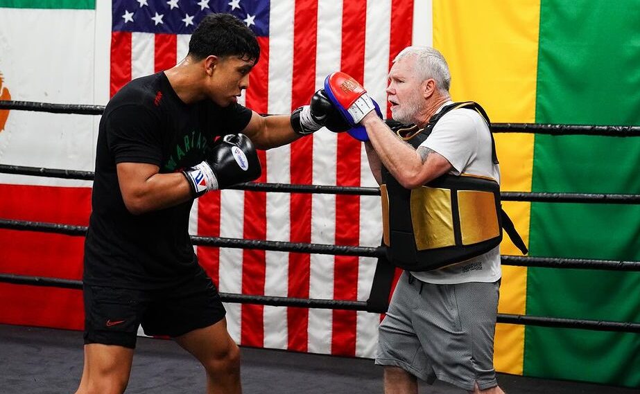 JAIME MUNGUÍA A LA IZQUIERDA ENTRENANDO CON FREDDIE ROACH A LA DERECHA