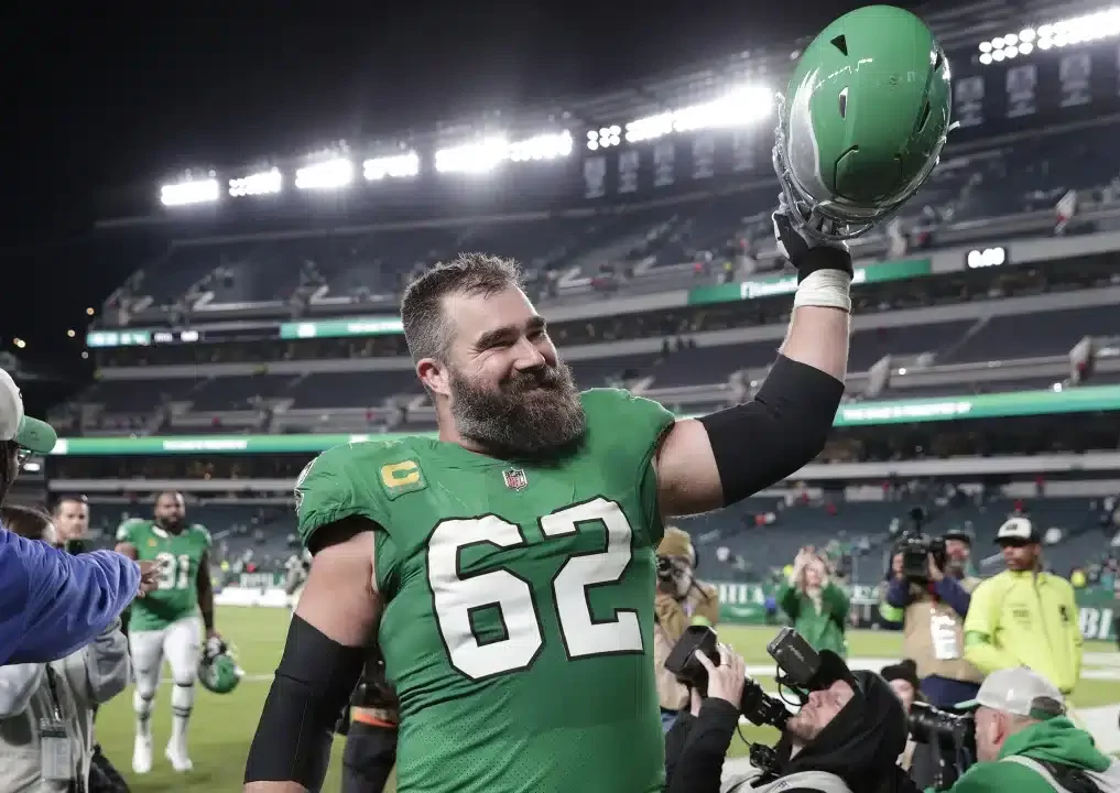 JASON KELCE FESTEJA CON LOS EAGLES