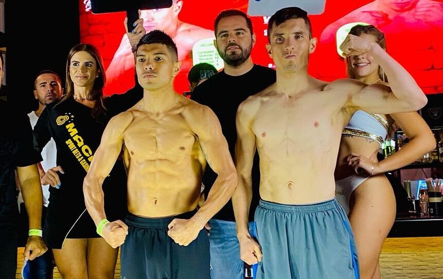 JOSELITO VELÁZQUEZ A LA IZQUIERDA Y LUIS ARAUJO A LA DERECHA, POSAN PARA LA FOTO TRAS EL PESAJE