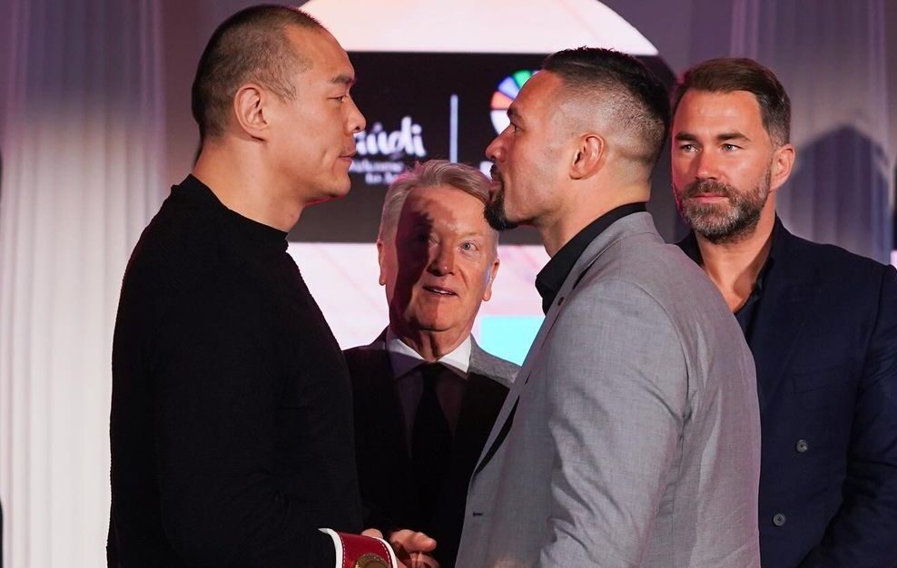 ZHILEI ZHANG A LA IZQUIERDA Y JOSEPH PARKER A LA DERECHA
