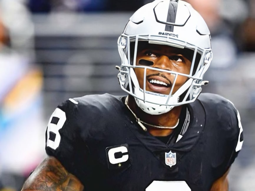 JOSH JACOBS SONRÍE CON LOS RAIDERS