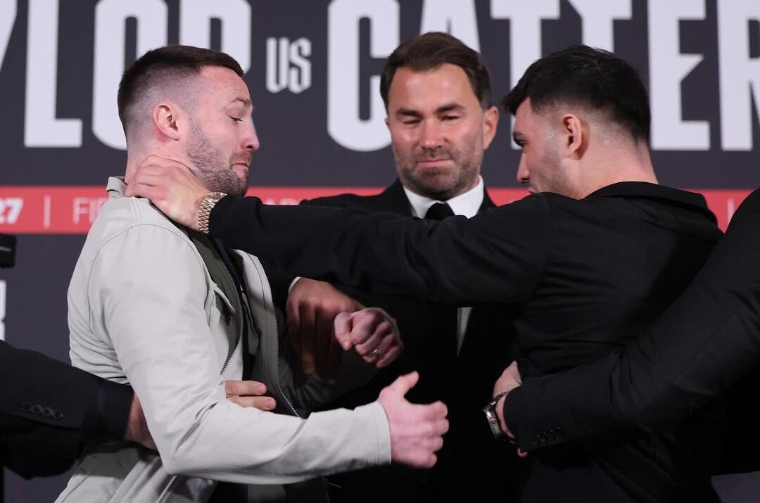 JOSH TAYLOR A LA IZQUIERDA Y JACK CATTERALL A LA DERECHA DURANTE UN ALTERCADO EN CONFERENCIA DE PRENSA