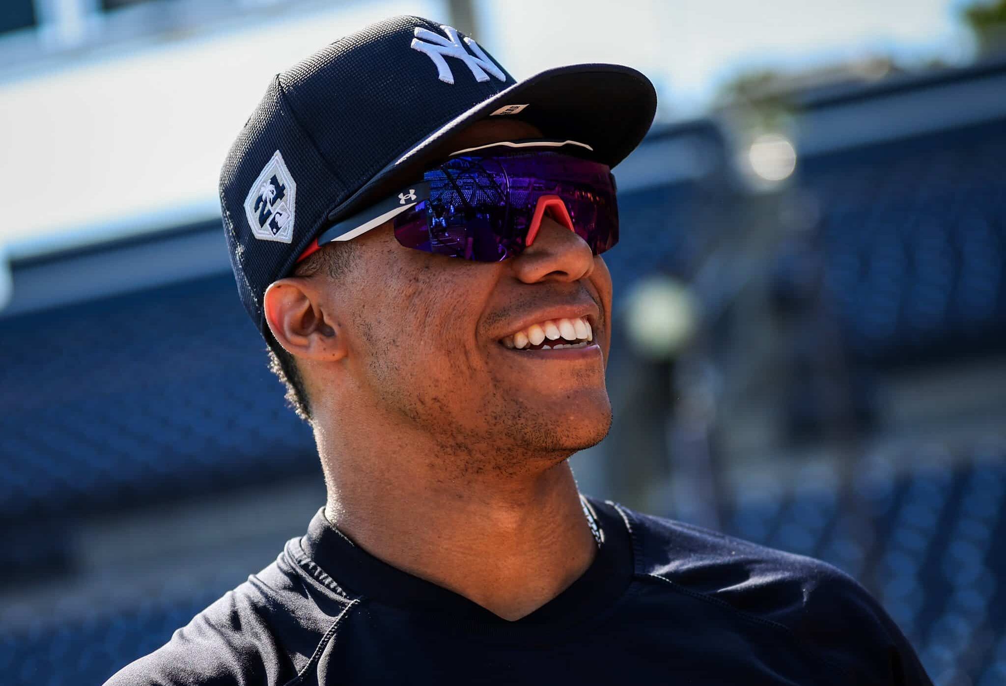JUAN SOTO POSA PARA LA FOTO CON LOS YANKEES