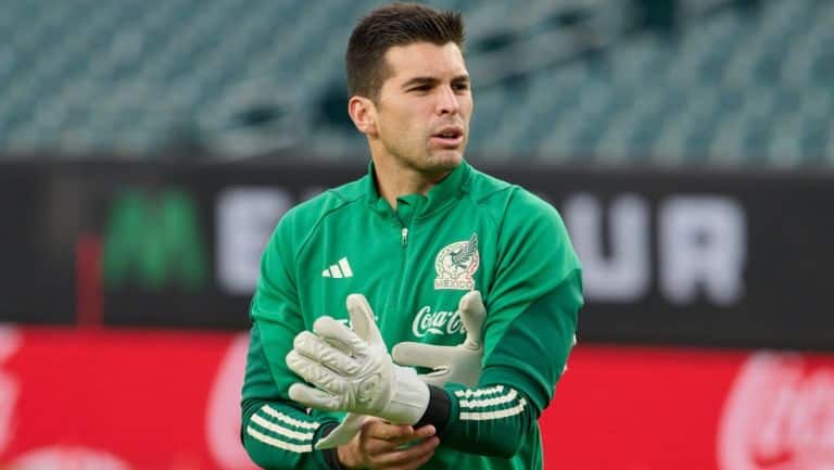 Julio González en entrenamiento con la Selección Mexicana.