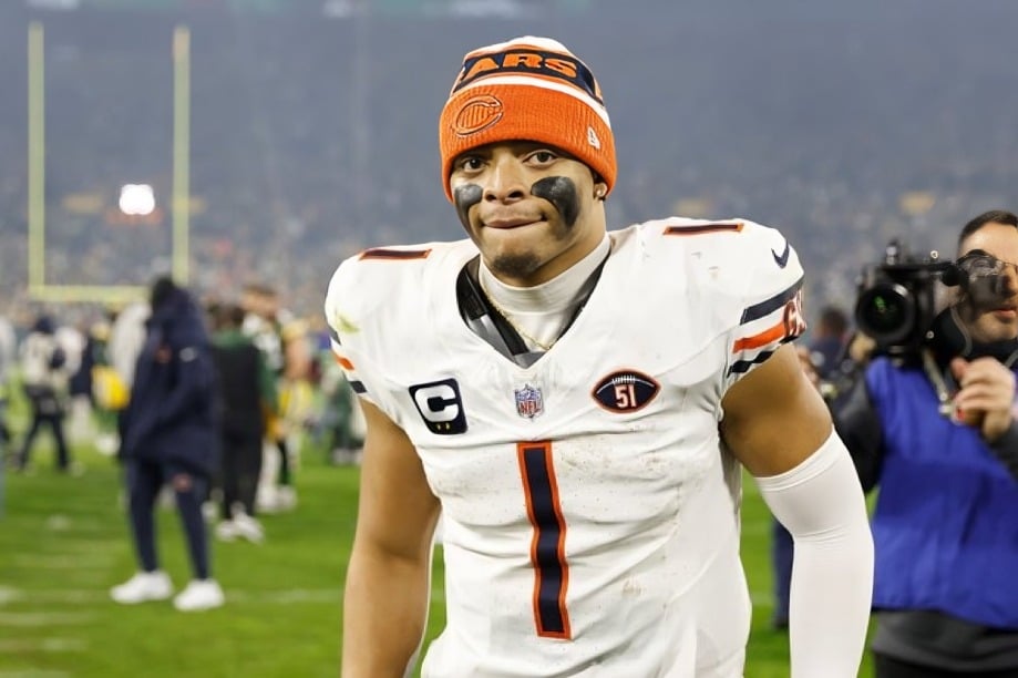 JUSTIN FIELDS SALE DEL CAMPO LUEGO DE UN JUEGO CON LOS CHICAGO BEARS EN LA NFL