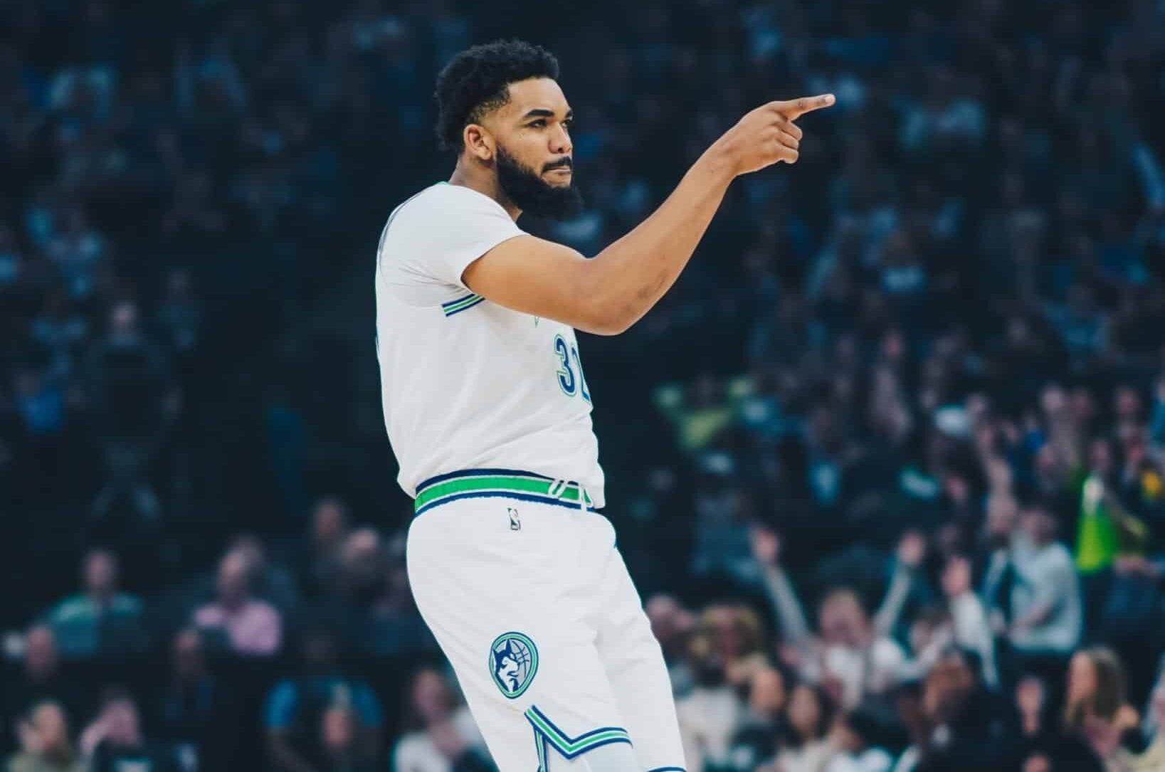 KARL ANTHONY-TOWNS CELEBRA CON LOS TIMBERWOLVES