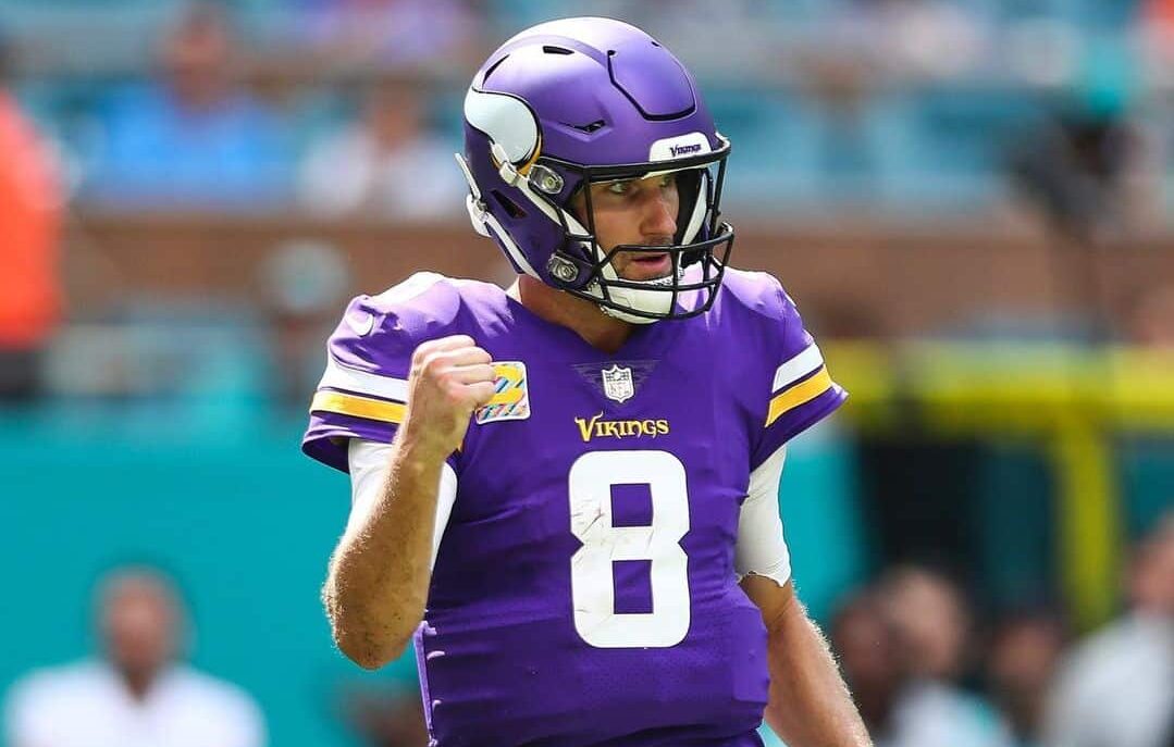 KIRK COUSINS FESTEJA CON LOS VIKINGS