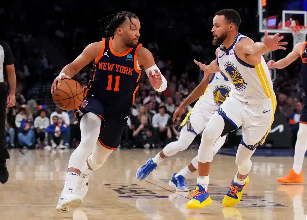 JALEN BRUNSON DE LOS KNICKS ES DEFENDIDO POR STEPHEN CURRY DE LOS WARRIORS