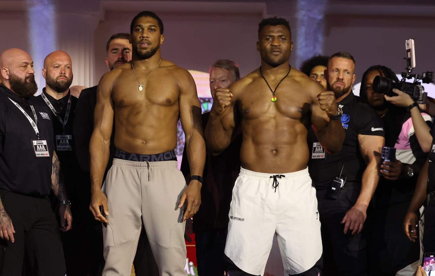 ANTHONY JOSHUA A LA IZQUIERDA Y FRANCIS NGANNOU POSAN PARA LA FOTO TRAS EL PESAJE