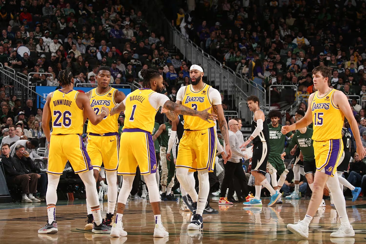 LOS LAKERS CELEBRAN LA VICTORIA ANTE LOS BUCKS