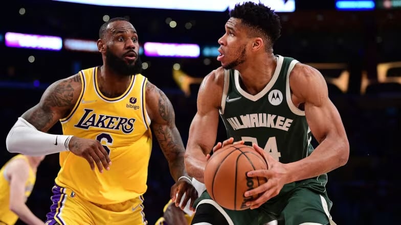 LEBRON JAMES A LA IZQUIERDA DE LOS LAKERS Y GIANNIS ANTETOKOUNMPO DE LOS BUCKS A LA DERECHA