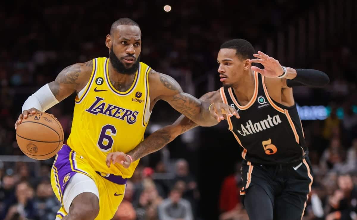 LEBRON JAMES DE LAKERS DEFENDIDO POR DEJOUNTE MURRAY DE LOS HAWKS