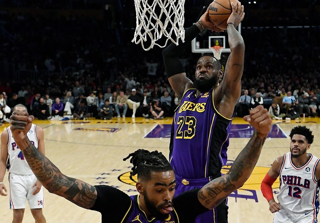 LEBRON JAMES DE LAKERS REALIZA UNA CLAVADA ANTE LOS SIXERS