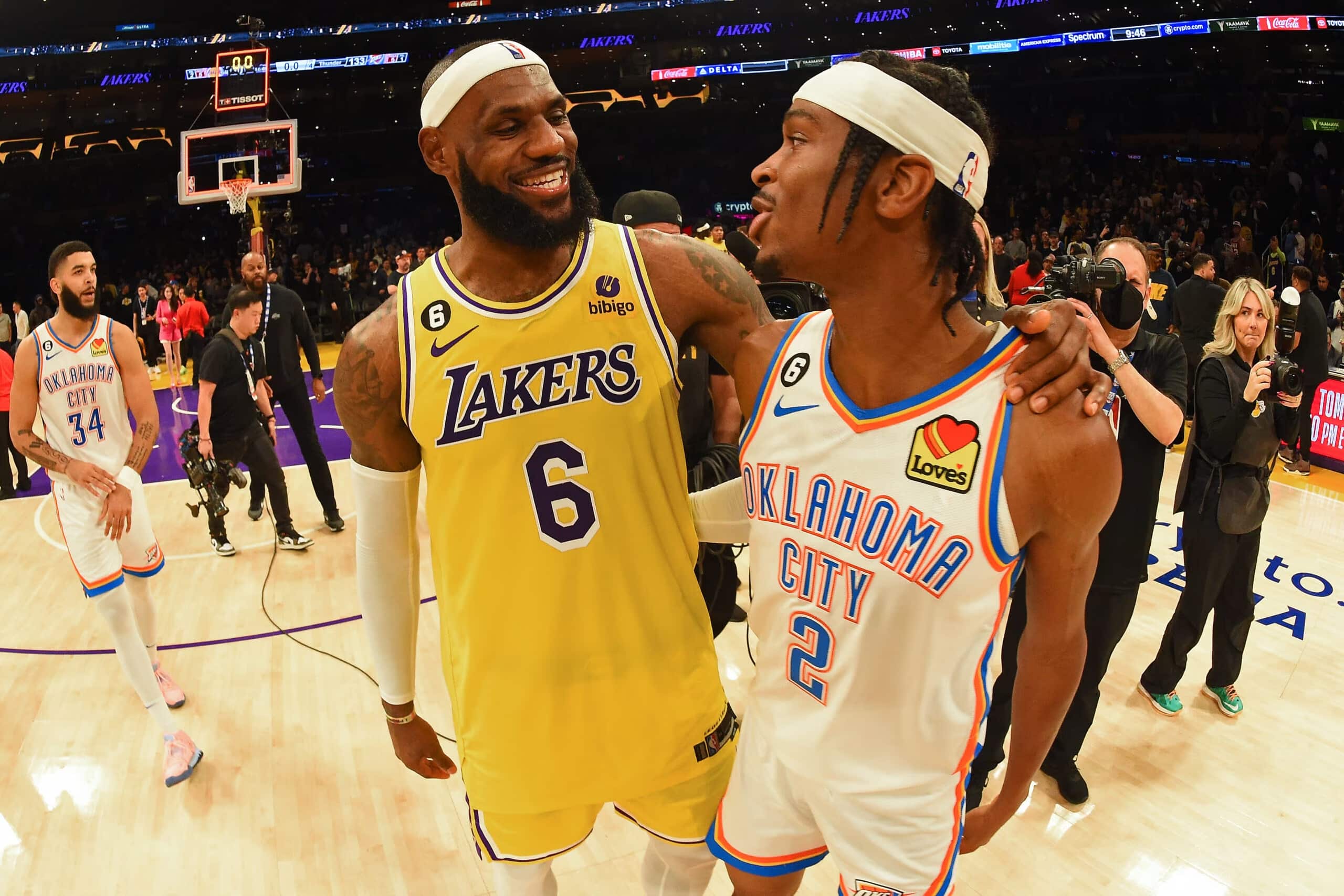 LEBRON JAMES A LA IZQUIERDA DE LAKERS, Y SHAI GILGEOUS-ALEXANDER DEL THUNDER A LA DERECHA