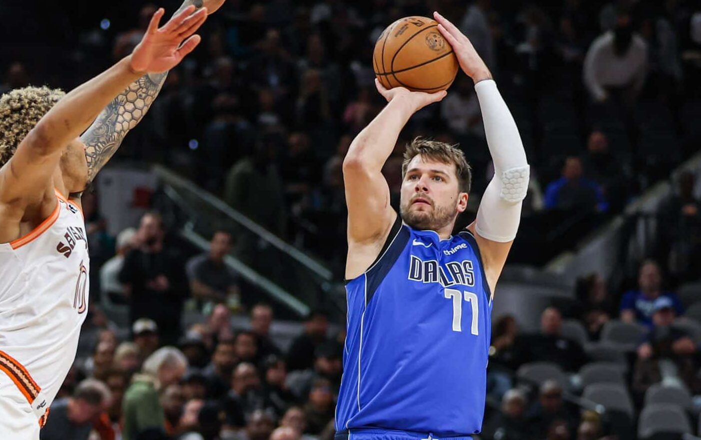 LUKA DONCIC DE LOS DALLAS MAVERICKS REALIZA UN TIRO A CANASTA