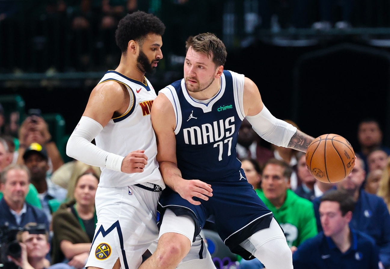 JAMAL MURRAY DE LOS NUGGETS DEFENDIENDO A LUKA DONCIC DE LOS MAVERICKS