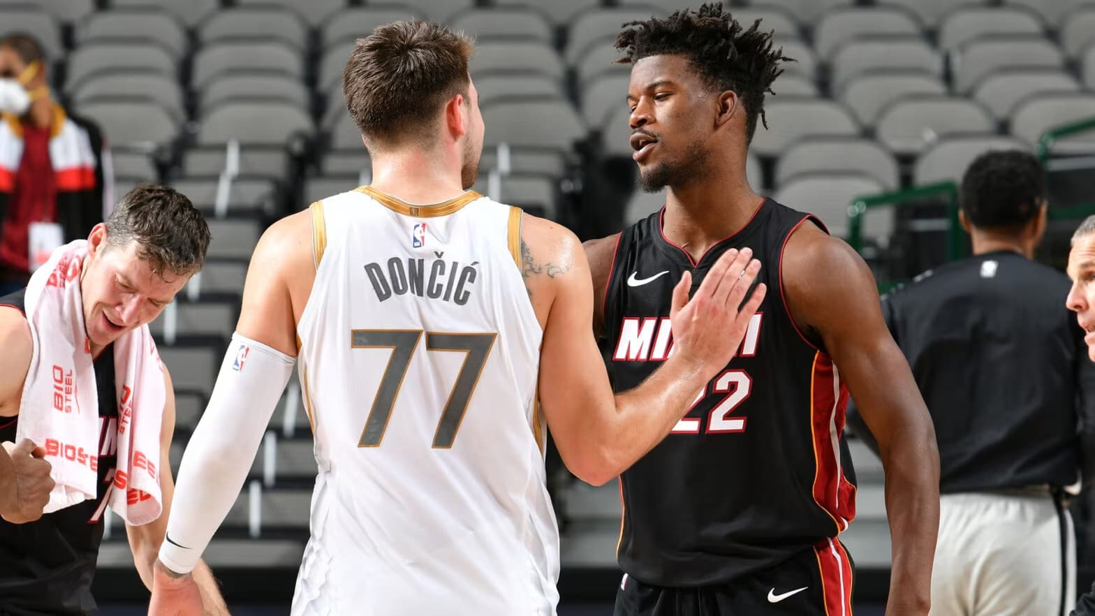 LUKA DONCIC DE DALLAS A LA IZQUIERDA Y JIMMY BUTLER DE MIAMI A LA DERECHA