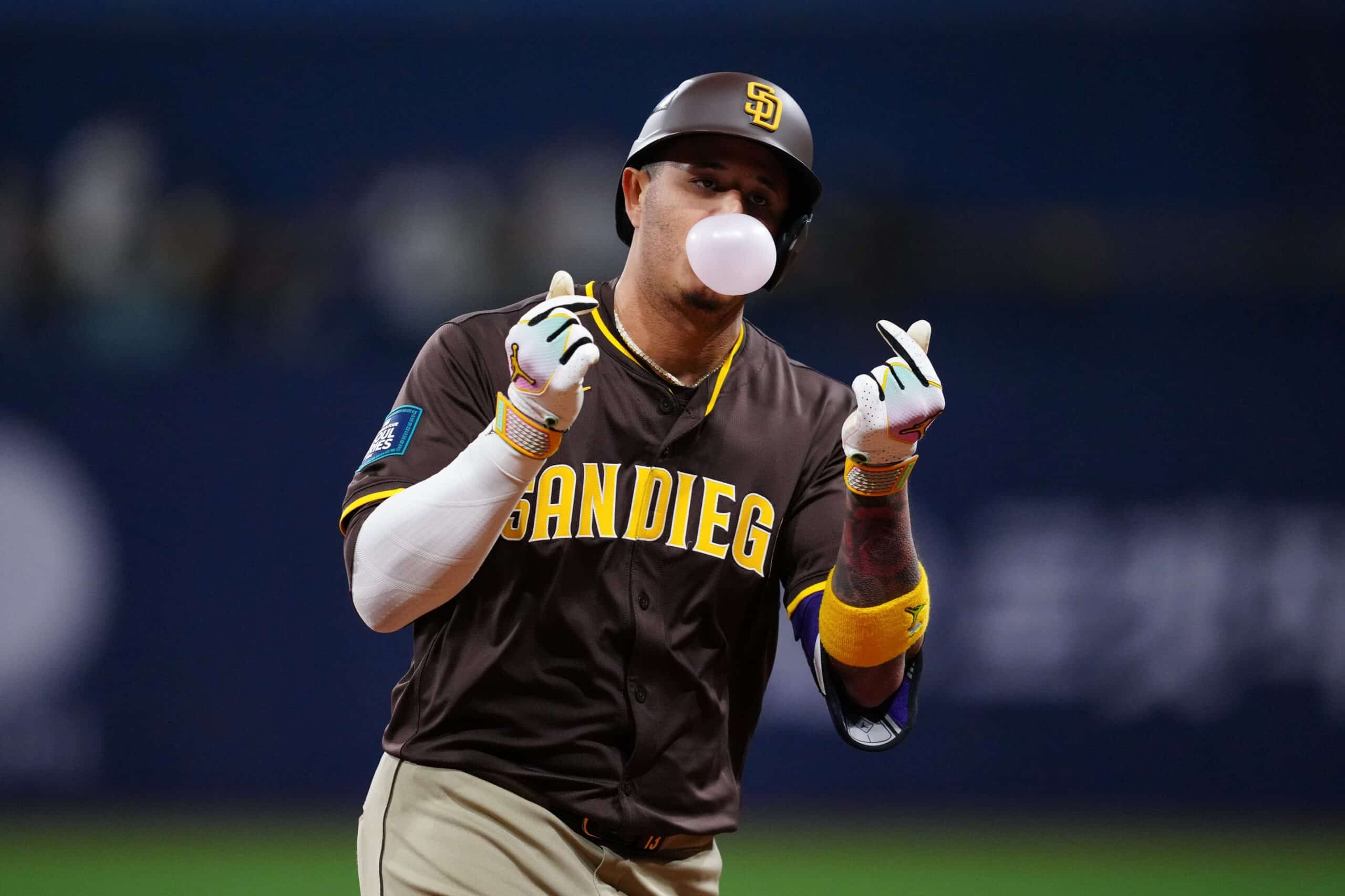 MANNY MACHADO FESTEJA CON LOS PADRES SU CUADRANGULAR ANTE DODGERS