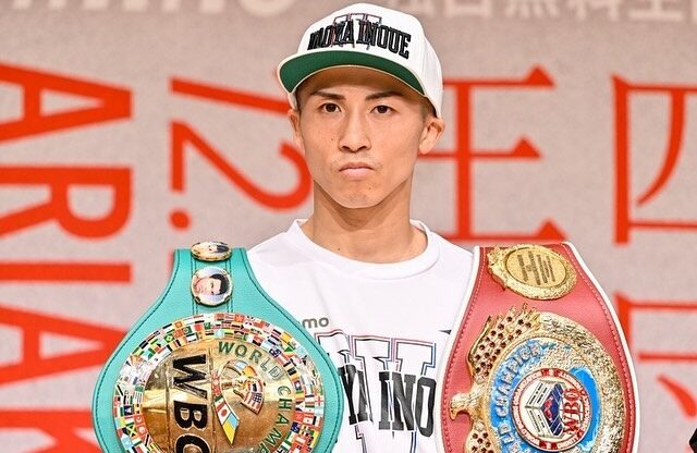 NAOYA INOUE POSA CON SUS CINTURONES DE CAMPEÓN