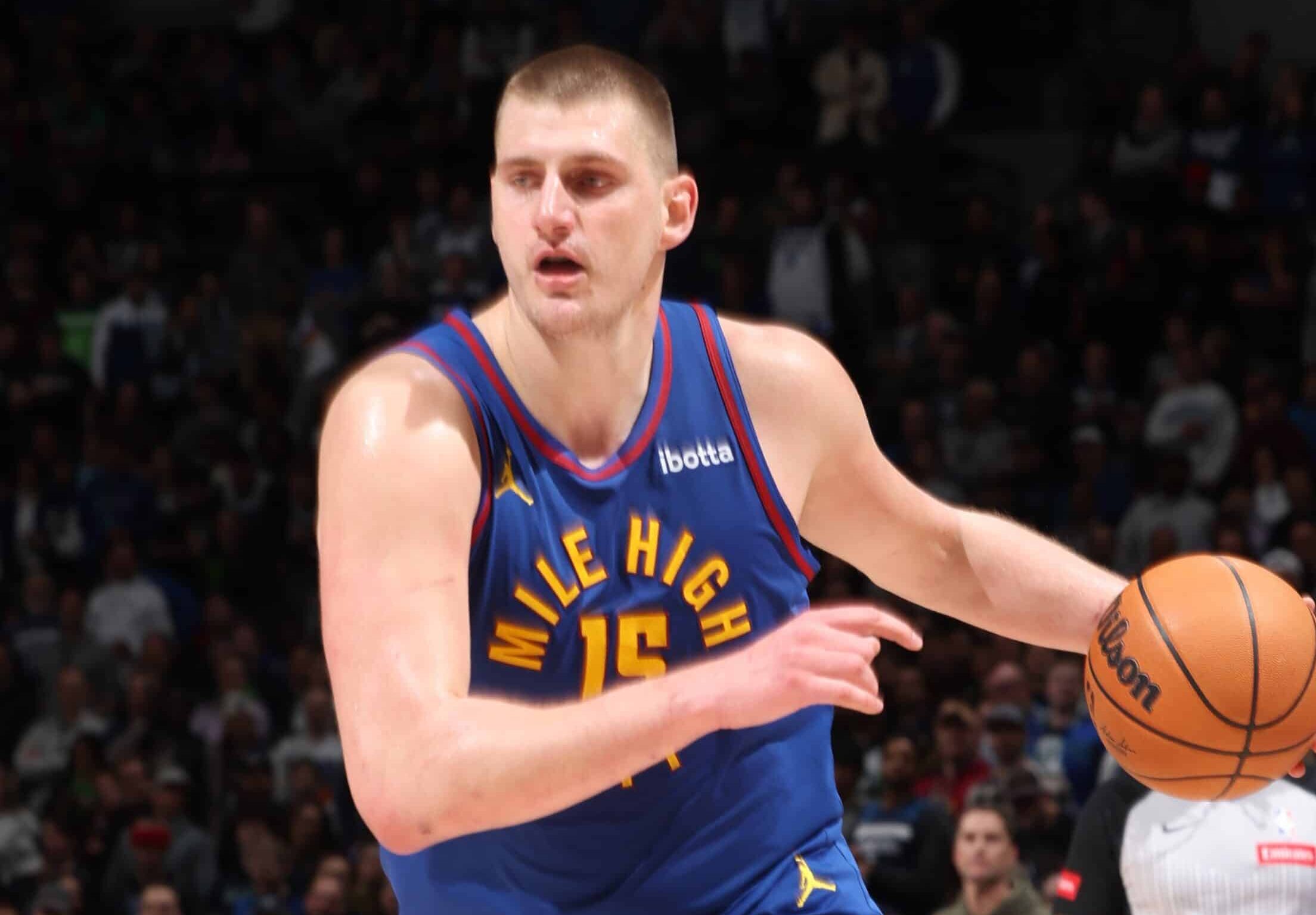 NIKOLA JOKIC, LÍDER DE LOS NUGGETS, BOTA EL BALÓN