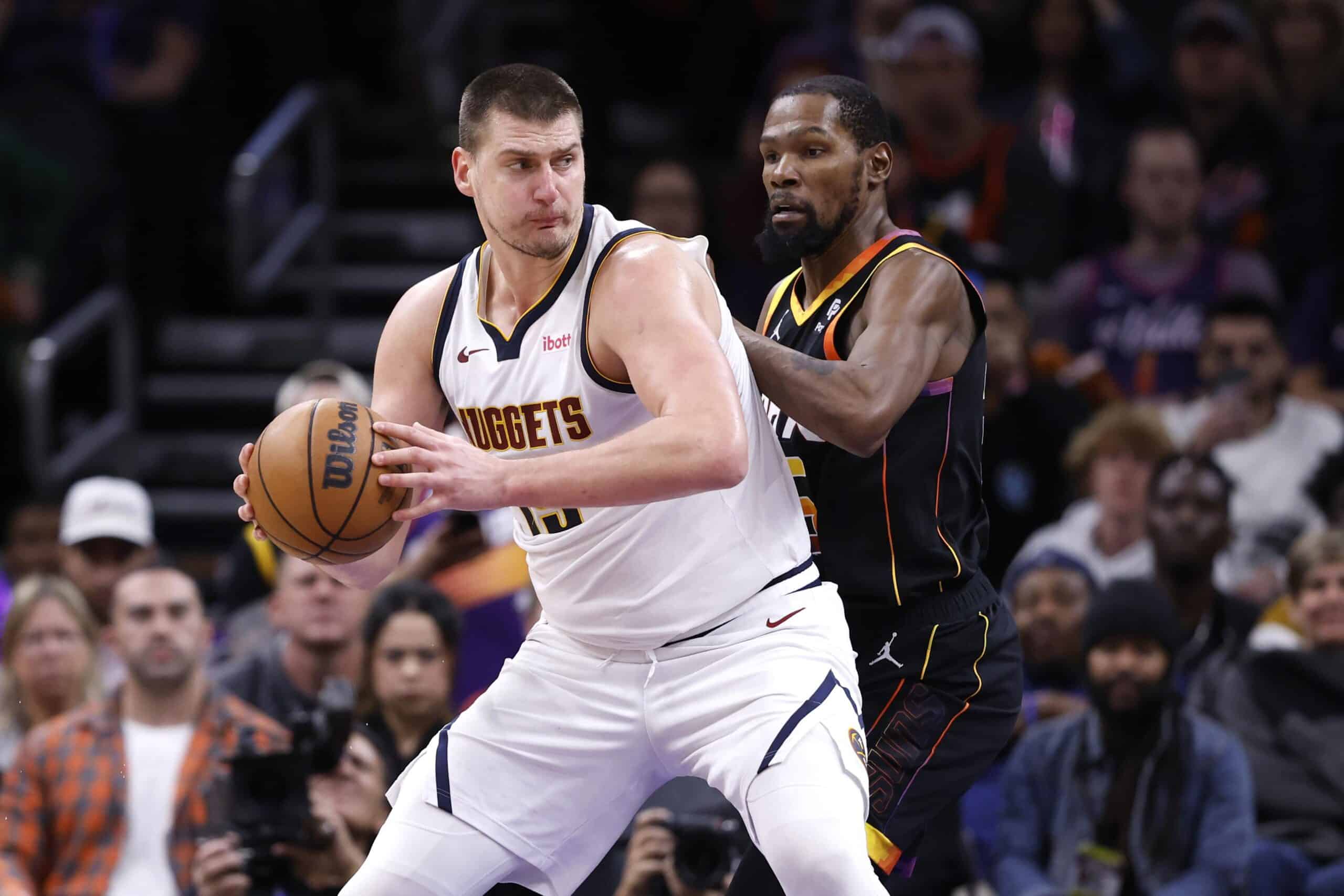 NIKOLA JOKIC DE LOS NUGGETS DEFENDIDO POR KEVIN DURANT DE LOS SUNS