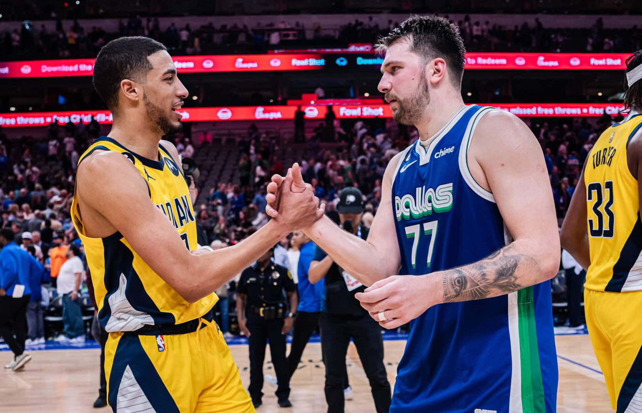 TYRESE HALIBURTON DE LOS PACERS A LA IZQUIERDA Y LUKA DONCIC A LA DERECHA DE LOS MAVERICKS