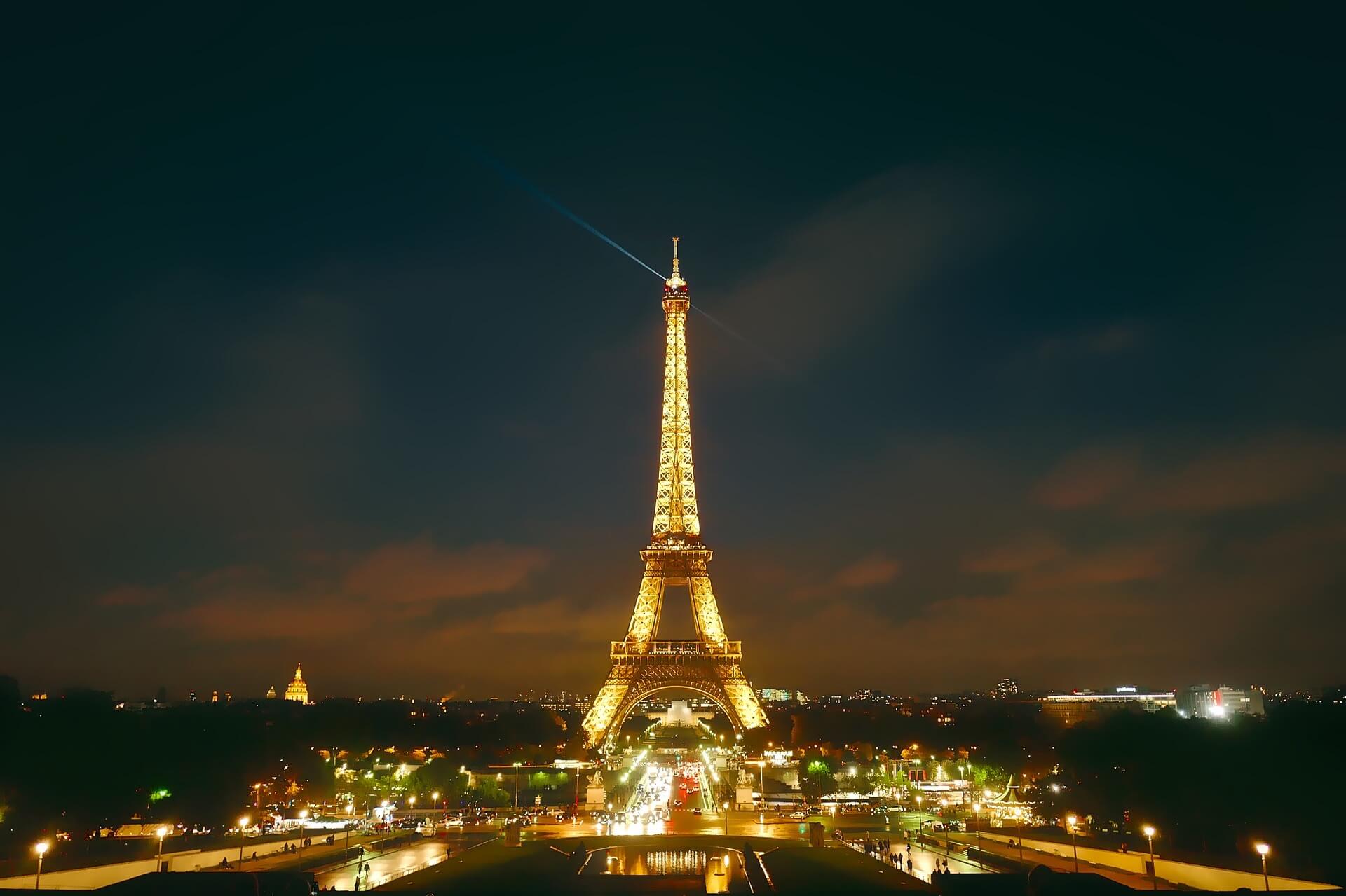 LA EXTARDINARIA TORRE EIFEL