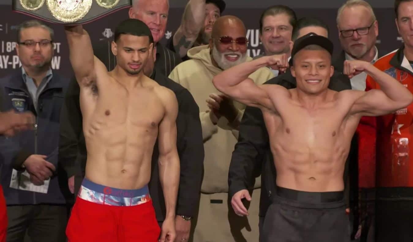ROLANDO ROMERO A LA IZQUIERDA E ISAAC CRUZ A LA DERECHA, POSANDO PARA LA FOTO