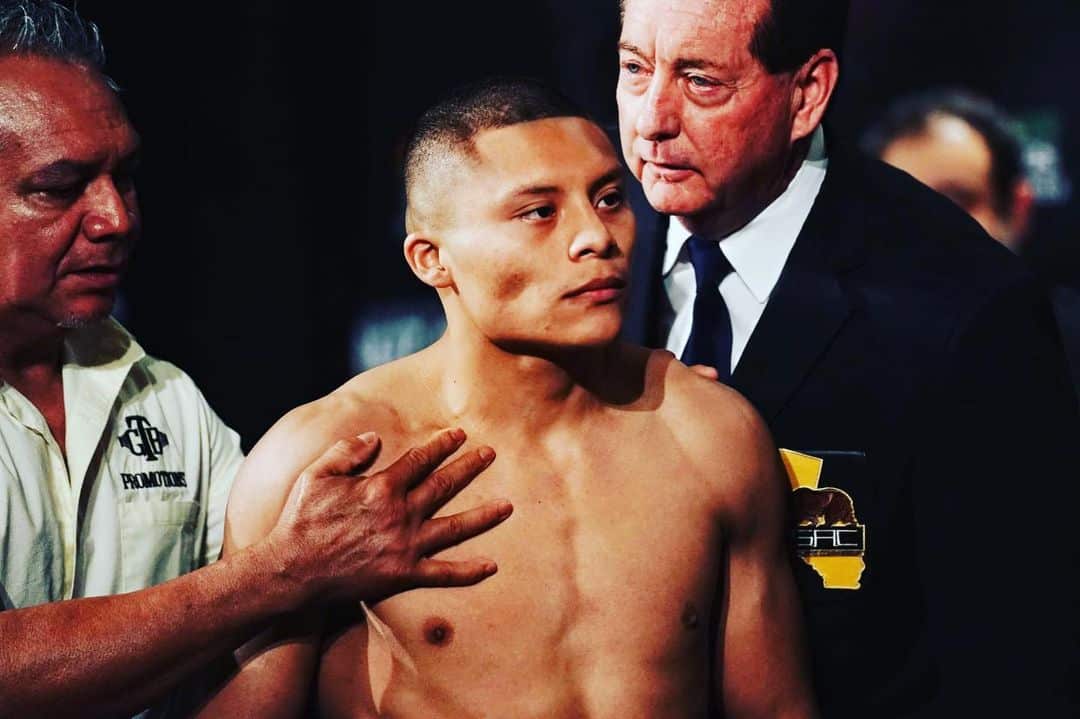 ISAAC PITBULL CRUZ POSA PARA LA FOTO