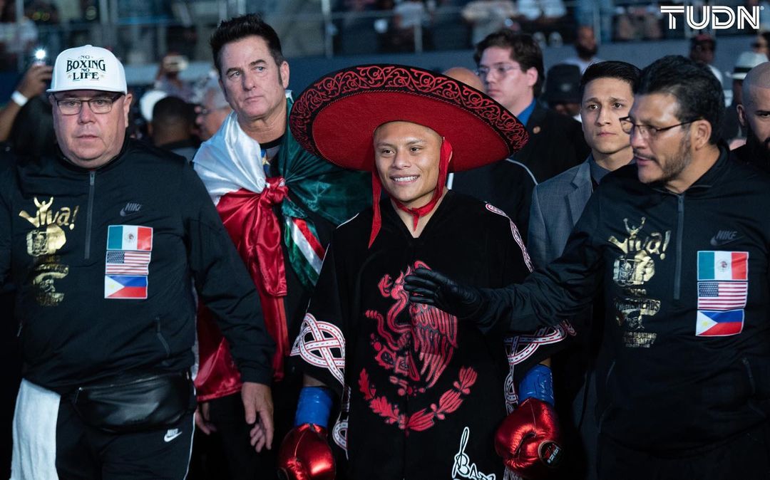 ISAAC 'PITBULL' CRUZ SALE HACIA EL CUADRILÁTERO PREVIO A UN COMBATE