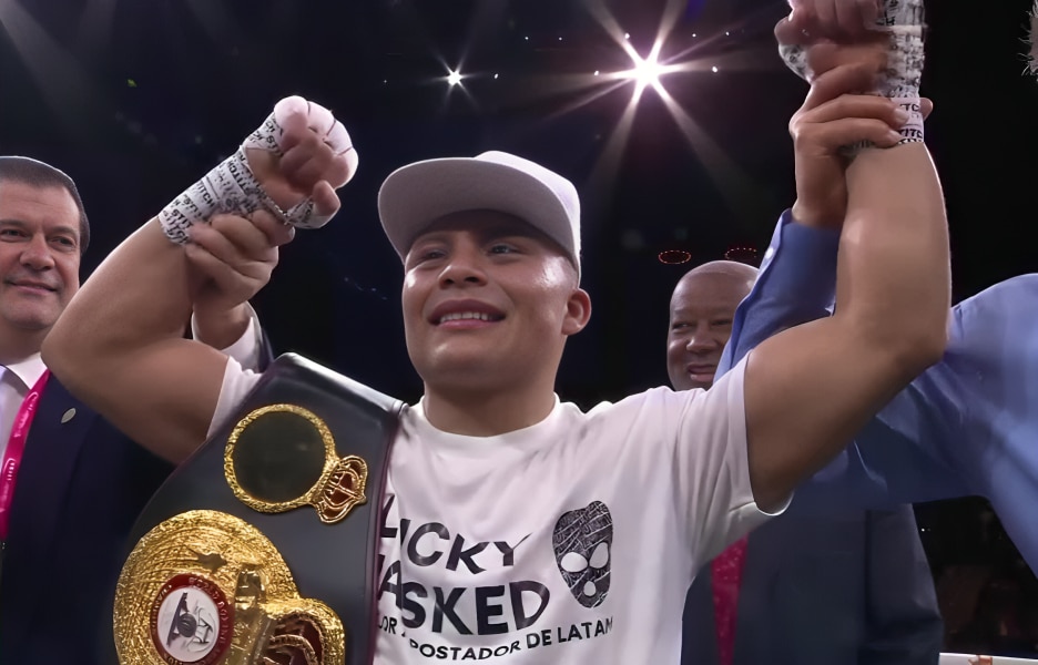 PITBULL CRUZ FESTEJA SU TRIUNFO ANTE ROLLY ROMERO