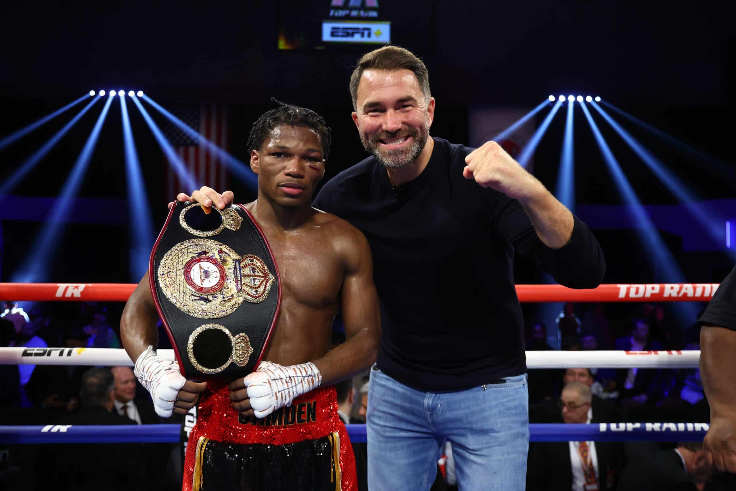 RAYMOND FORD POSA PARA LA FOTO CON EDDIE HEARN DE MATCHROOM BOXING