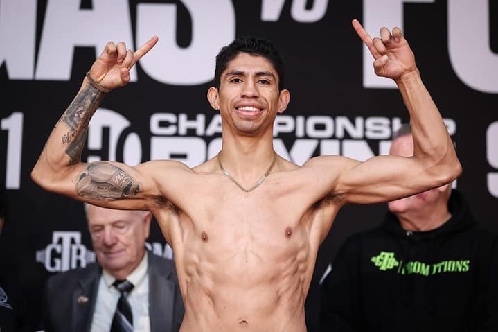 REY VARGAS POSA PARA LA FOTO TRAS UN PESAJE EN EL PASADO