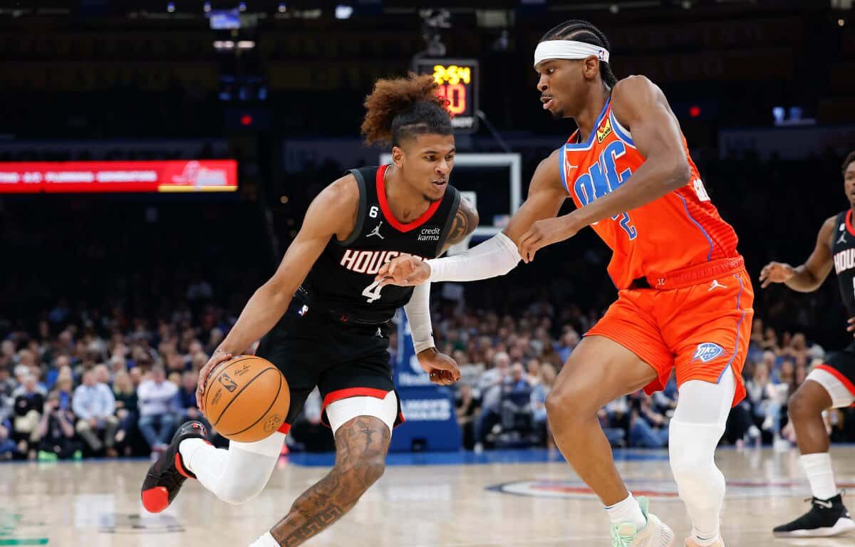 JALEN GREEN DE LOS ROCKETS ATACA LA CANASTA DEFENDIDO POR SHAI GILGEOUS-ALEXANDER DEL THUNDER