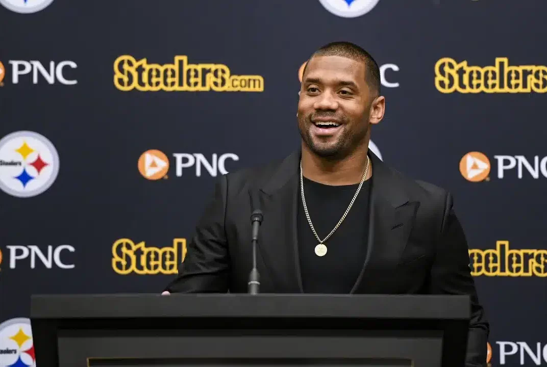 RUSSELL WILSON DURANTE LA RUEDA DE PRENSA DE SU PRESENTACIÓN CON LOS STEELERS