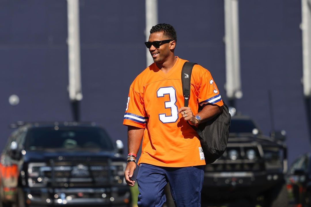 RUSSELL WILSON LLEGA A LAS INSTALACIONES DE LOS DENVER BRONCOS