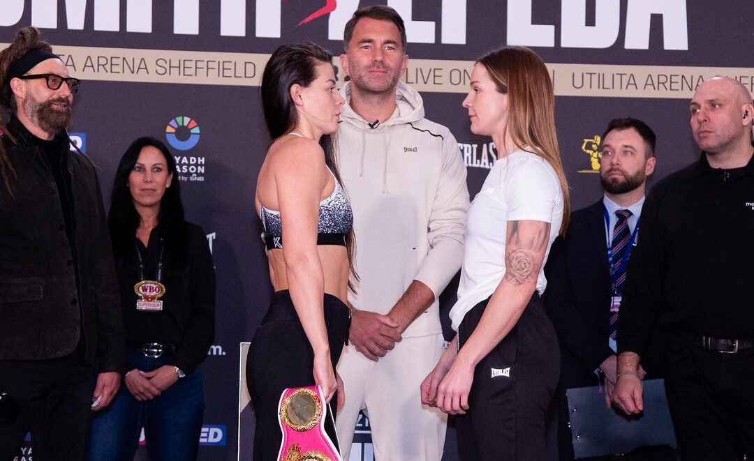 SANDY RYAN A LA IZQUIERDA Y TERRI HARPER A LA DERECHA, CARA A CARA TRAS EL PESAJE