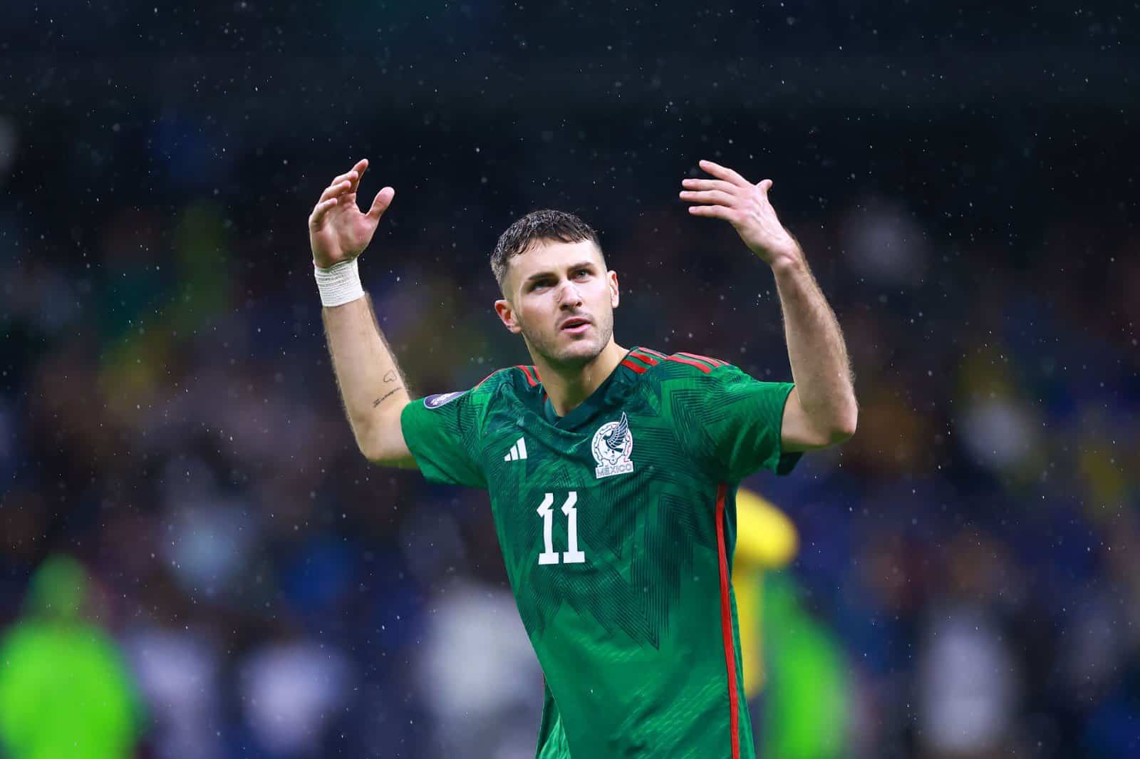 SANTIAGO GIMÉNEZ FESTEJA UN GOL CON LA SELECCIÓN MEXICANA