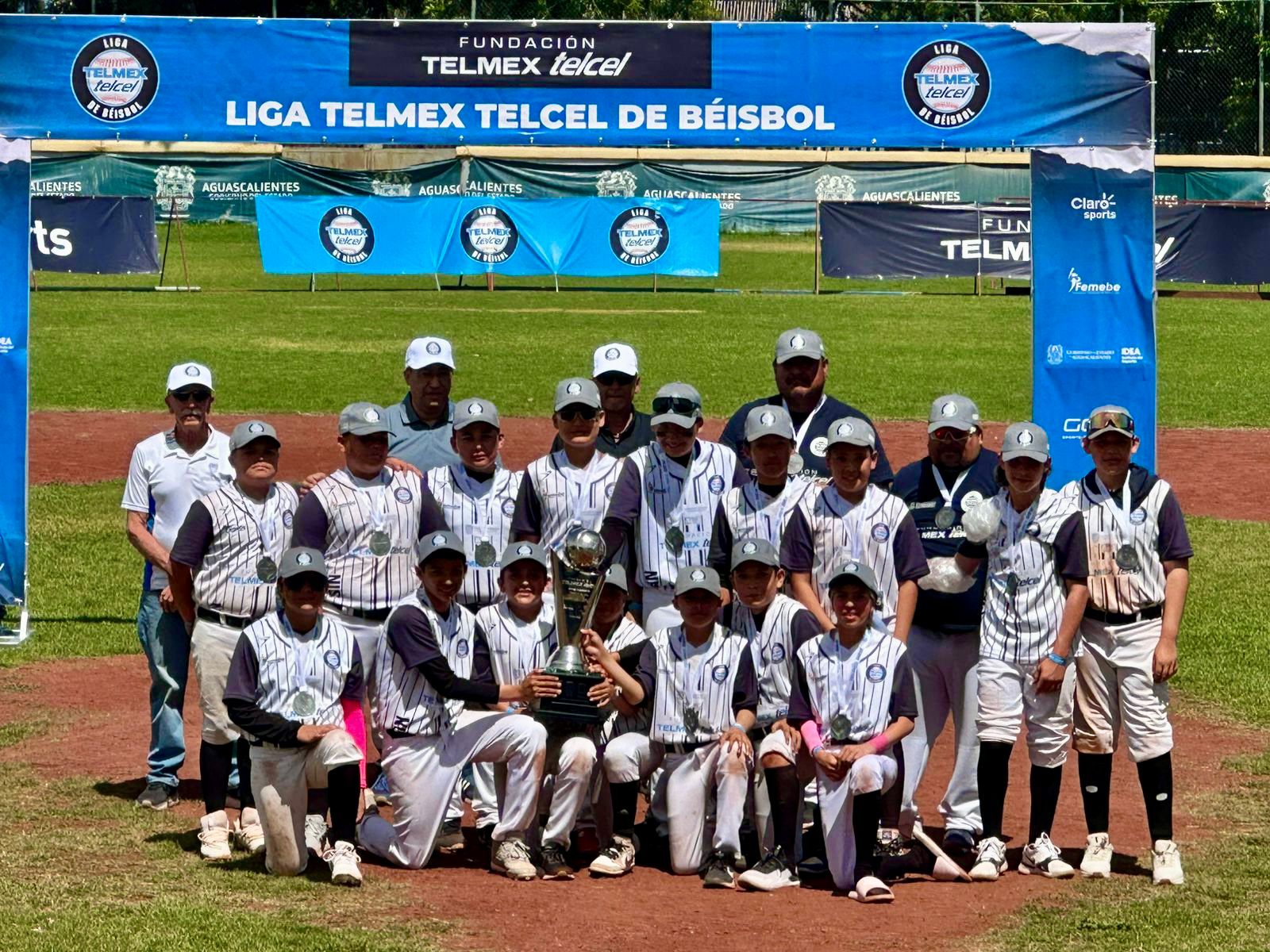 EL EQUIPO DE SINALOA POSA PARA LA FOTO