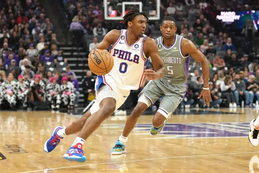 TYRESE MAXEY DE LOS SIXERS DEFENDIDO POR DE'AARON FOX S DE LOS KINGS