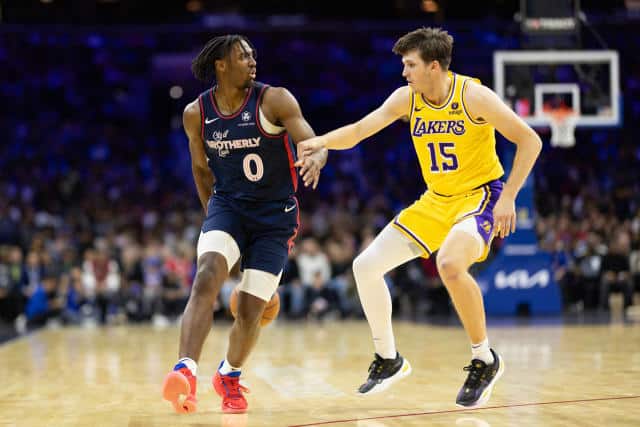 TYRESE MAXEY DE LOS SIXERS DEFENDIDO POR AUSTIN REAVES DE LOS LAKERS