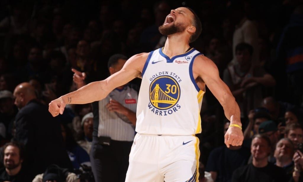 STEPHEN CURRY FESTEJA CON LOS WARRIORS