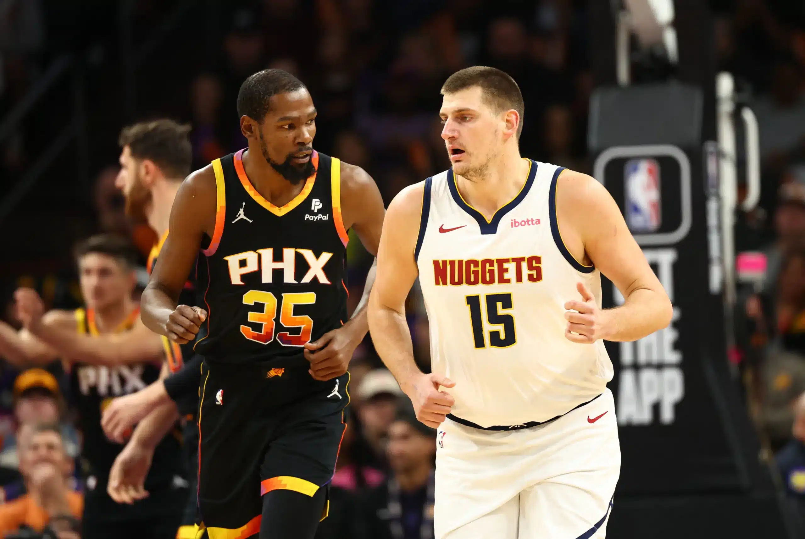 KEVIN DURANT DE LOS SUNS A LA IZQUIERDA, Y NIKOLA JOKIC DE LOS NUGGETS A LA DERECHA