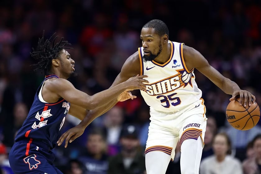 TYRESE MAXEY DE LOS SIXERS DEFENDIENDO A KEVIN DURANT DE LOS SUNS