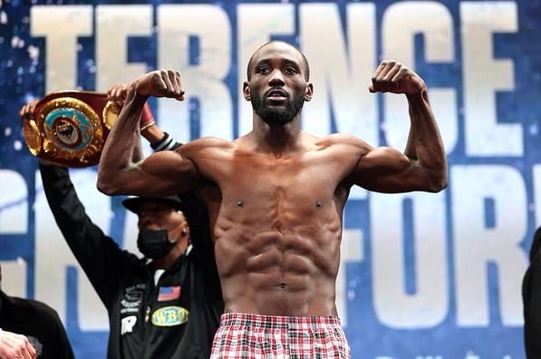 TERENCE CRAWFORD POSA PARA LA FOTO TRAS UN PESAJE