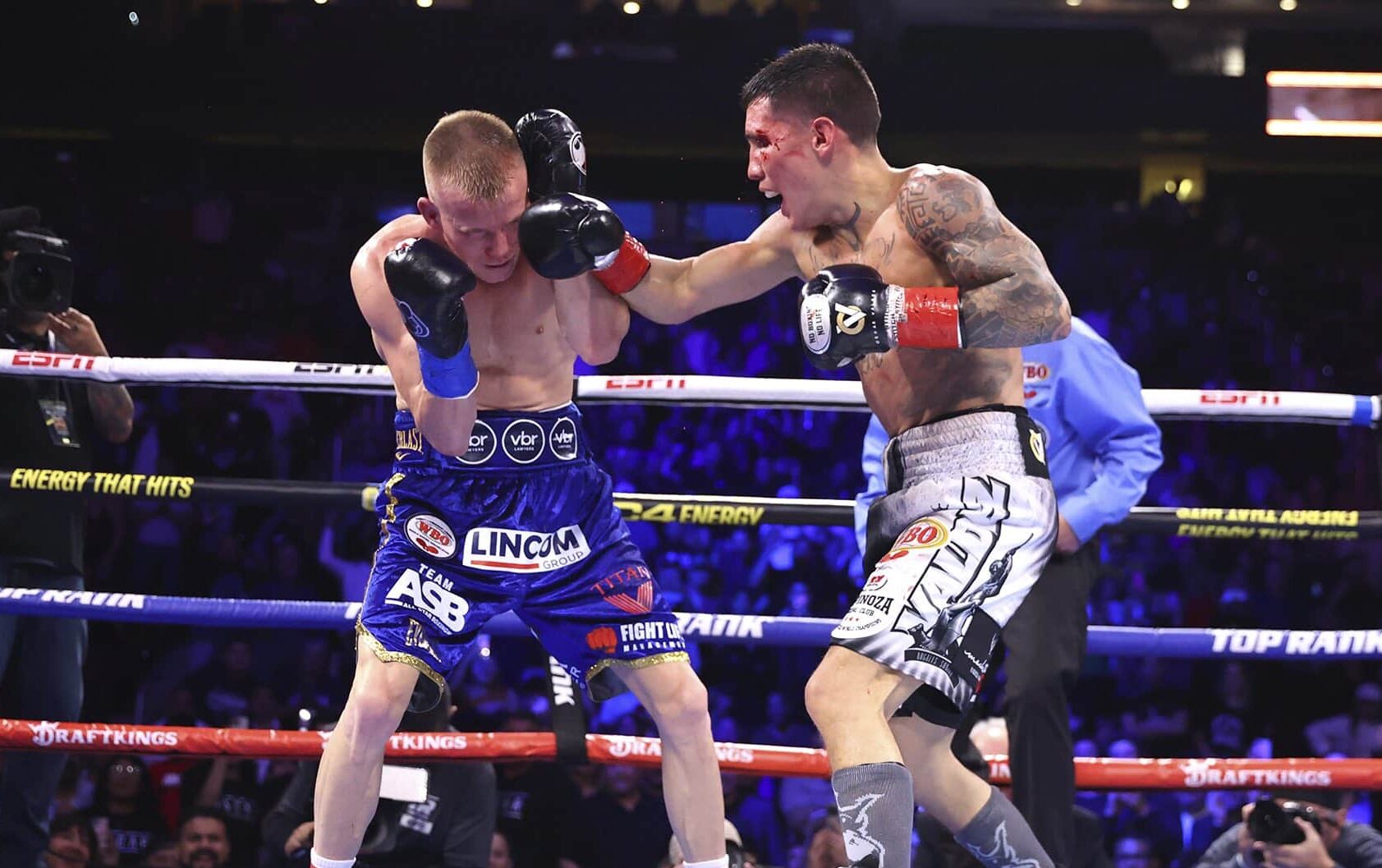 ÓSCAR VALDEZ GOLPEA A LIAM WILSON