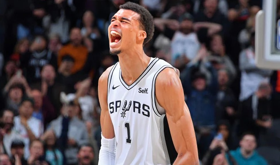 VÍCTOR WEMBANYAMA CELEBRA LA VICTORIA DE LOS SPURS ANTE EL THUNDER